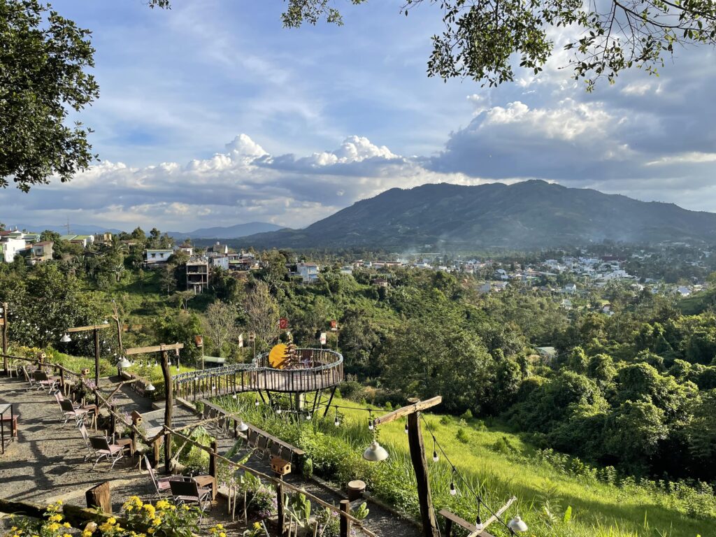 View nhìn ra núi Đại Bình khá đẹp - nguồn: Caztus House