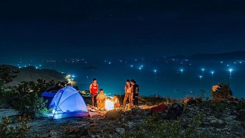 Cắm trại đêm muộn tại đỉnh Langbiang – Nguồn: dalatcamping