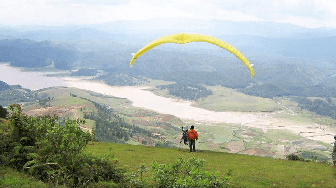 Trò chơi dù lượn tại khu du lịch Langbiang – Nguồn: Vilide