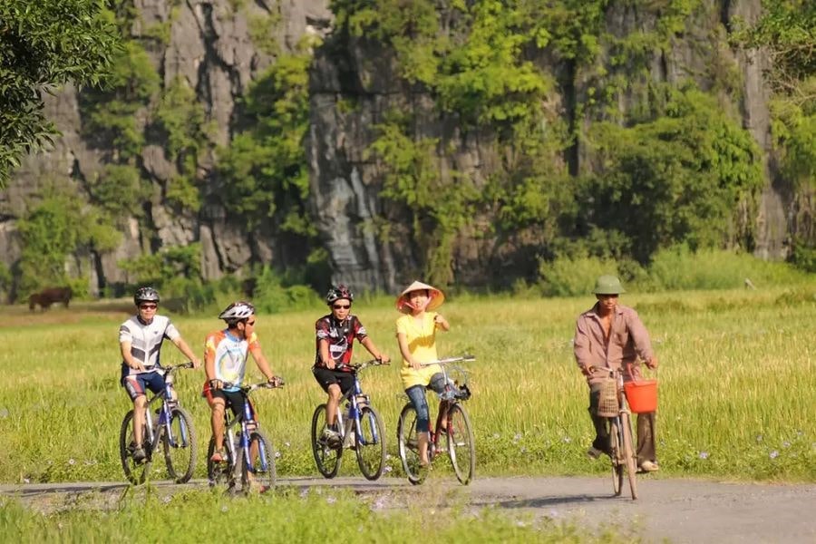 Du lịch bằng xe đạp là cơ hội để bạn kết nối với nhiều người – Nguồn: Vietvisiontravel