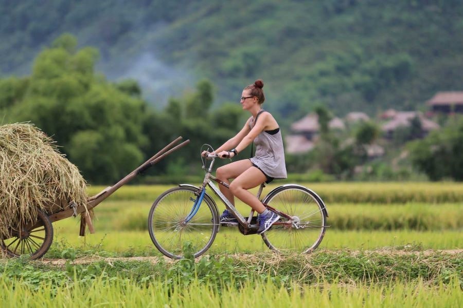 Khám phá đường làng chỉ khi di chuyển bằng xe đạp – Nguồn: Vietvisiontravel