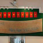 Tấm biểu ngữ “Hoan hô Mặt trận Nhân dân Cách mạng Giải phóng Miền Nam VIETNAM” có niên đại gần 50 năm vẫn được lưu giữ tại bảo tàng – Nguồn: Melon