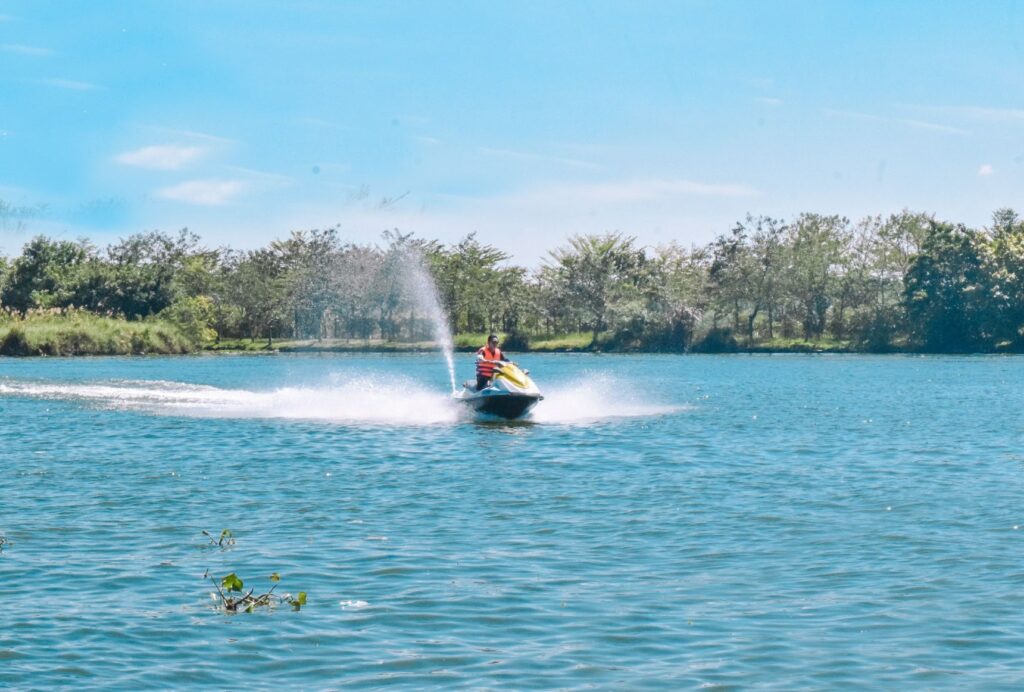 Trò chơi mô tô nước ở Suối Mơ – Nguồn: Suoi Mo Park