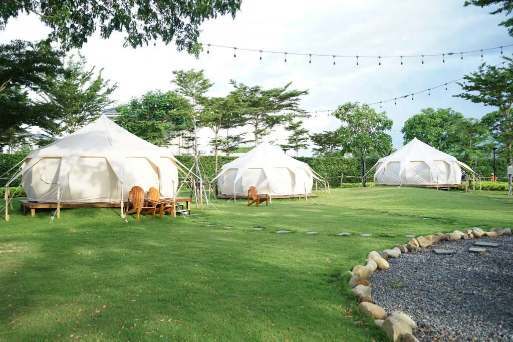 Bãi cỏ xanh tươi, không gian trong lành và thơ mộng - Nguồn: glamping.thehammockhotel.com