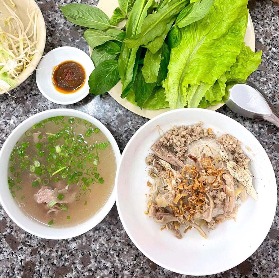 Phở khô 2 tô, hương vị đậm đà của phố núi - Nguồn: mia.vn