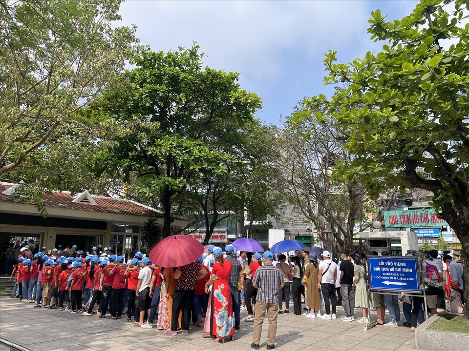 Dù trời có nắng gắt như thế nào thì lòng dân vẫn hướng về Bác - Nguồn: Lao Động