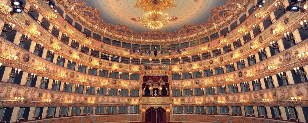 Không gian nguy nga, tráng lệ của La Fenice Opera House