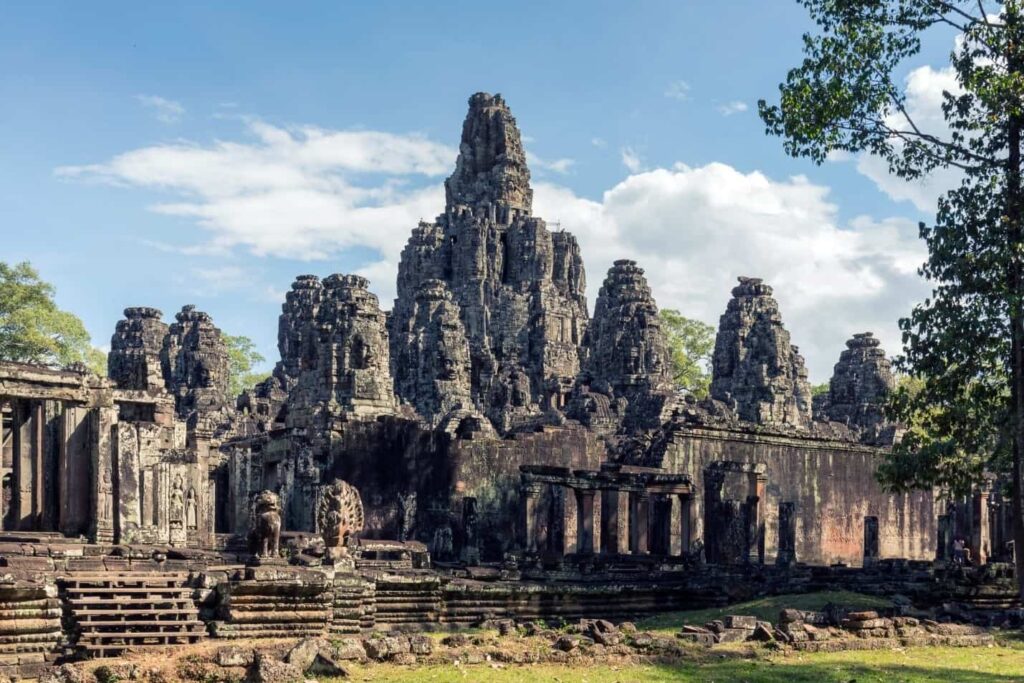 Thành phố cổ rêu Angkor Thom là điểm đến cuốn hút và hấp dẫn không thể bỏ qua khi du lịch Campuchia – Nguồn: Smarthistory