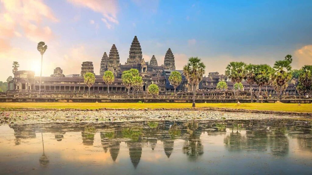 Angkor Wat được xem là một kỳ quan thế giới, thu hút rất đông khách du lịch – Nguồn: shutterstock