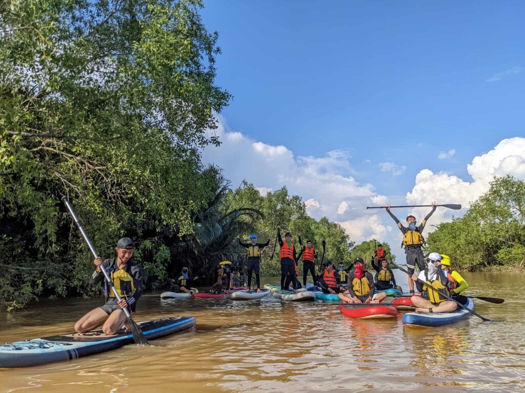 Chèo SUP tại khu glamping giữa lòng Sài Gòn – Nguồn: vietgangz.com