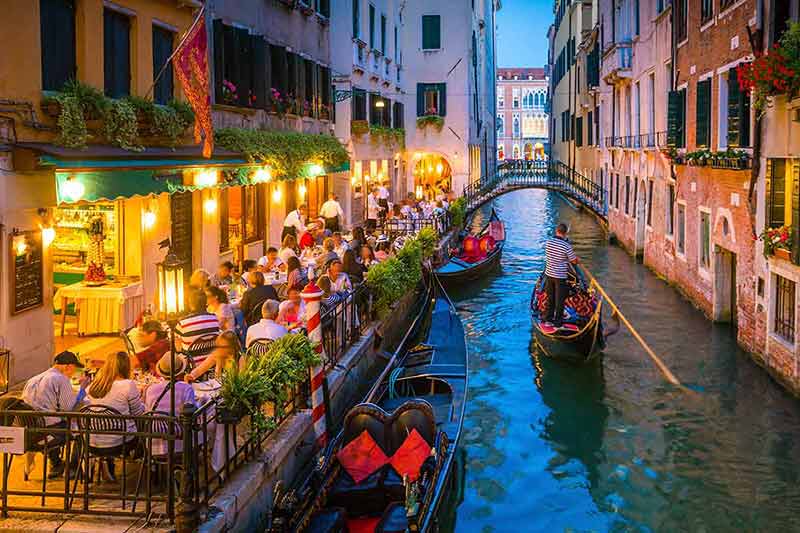 Du lịch bằng thuyền Gondola được xem là nét đặc trực tại Venice