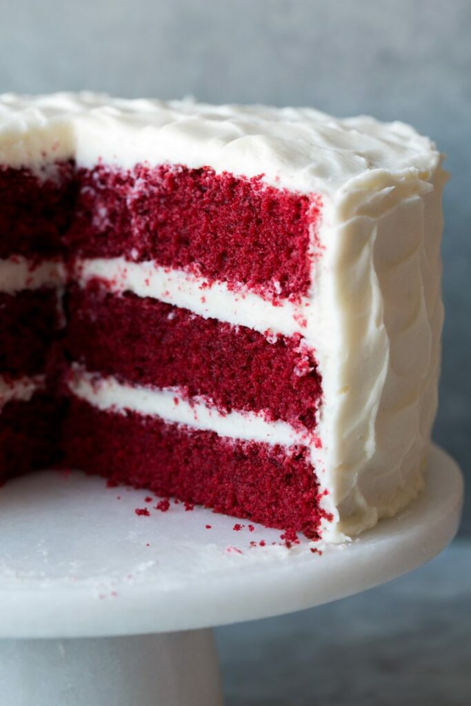 Read velvet cake là sự kết hợp tuyệt vời giữa cốt bánh mềm xốp cùng lớp kem phô mai béo mịn - Nguồn: cookingclassy.com