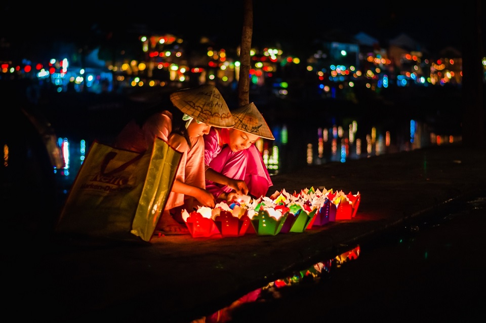 Thả hoa đăng trên hồ tại Hội An