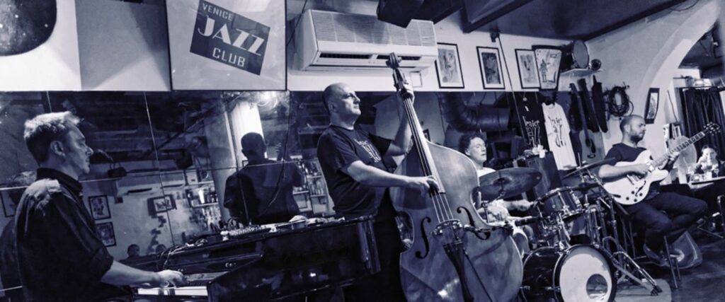 Khung cảnh chơi nhạc Jazz tại Venice Jazz Club