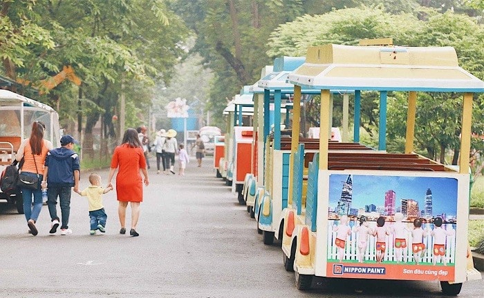 Xe lửa đưa bạn dạo quanh Thảo Cầm Viên – Nguồn: SaiGon Zoo