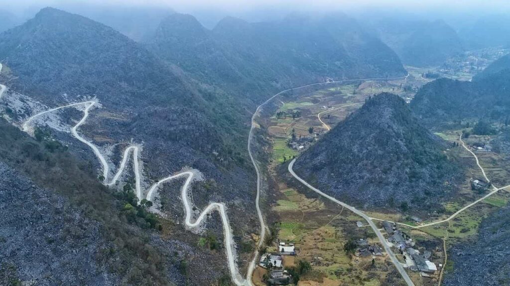 Vẻ đẹp hùng vĩ của cao nguyên này. Ngoài ra đây cũng chính là nơi tọa lạc của tòa Dinh thự Vua Mèo – Nguồn: @Saco