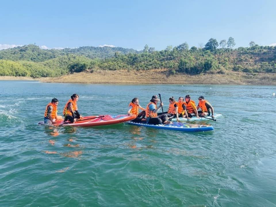 Bạn có thể tham gia các hoạt động như chèo thuyền, bơi lội trong làng nước xanh mát của hồ - Nguồn: Internet