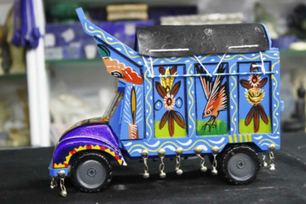 Truck Art đã trở nên nổi tiếng toàn cầu, thậm chí còn có mô hình lưu niệm