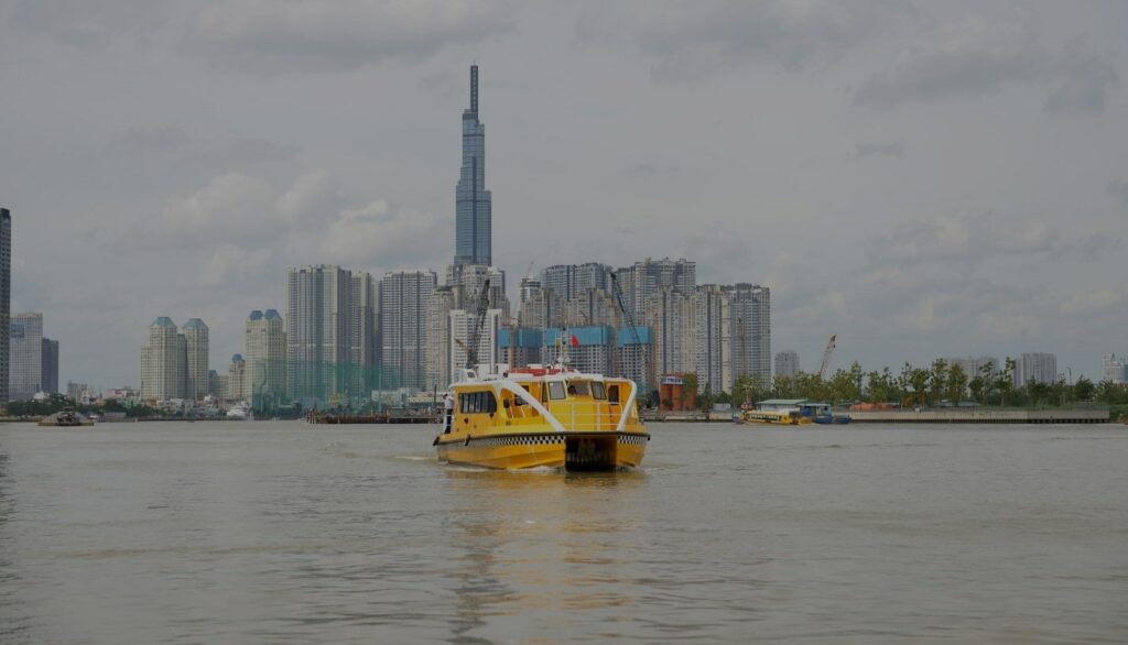 Cả Sài Gòn như thu nhỏ trong tầm mắt bạn – Nguồn: Saigon Waterbus