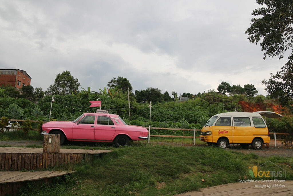 Những chiếc xe thời xưa cũ được chọn làm tiểu cảnh cho quán
