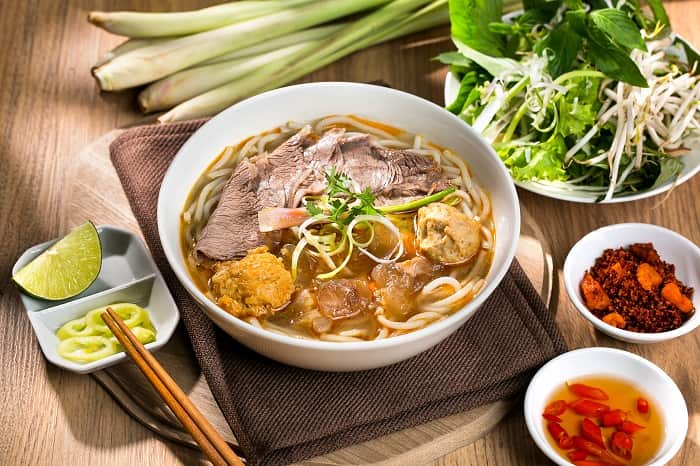 Bún bò Huế là món ăn mang đậm hương vị đậm đà và màu sắc lịch sử của miền Trung đất cố đô - Nguồn: Internet