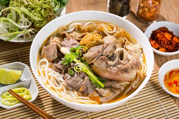 Một tô bún bò chuẩn vị bò thì nước dùng phải được hầm bằng xương ống bò