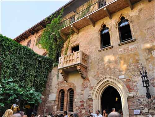 Thành phố cổ Verona – nơi mà câu chuyện tình yêu nổi tiếng Romeo & Juliet bắt đầu