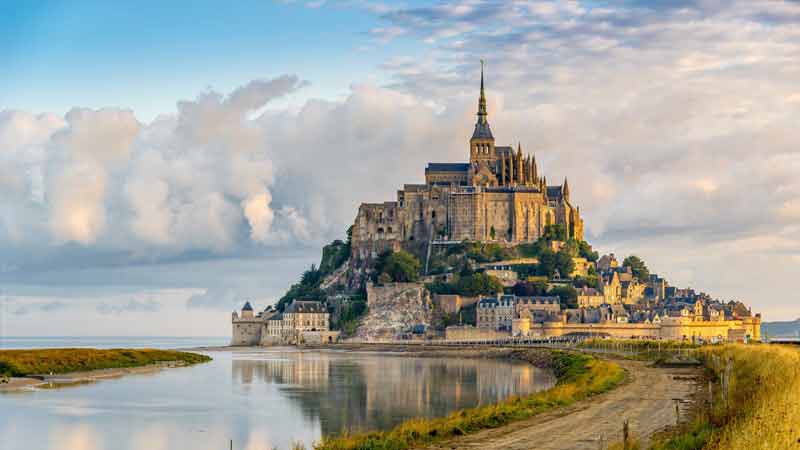 Lâu đài Mont Saint-Michel ở Normandy, Pháp chính là cung điện của công chúa Rapunzel ngoài đời